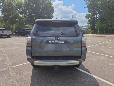 Used 2018 Toyota 4Runner TRD Off-Road AWD/4WD image 4