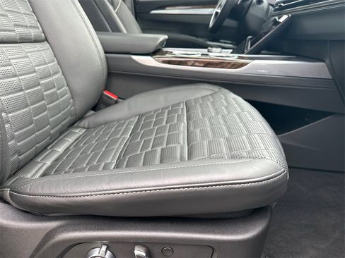 Used 2025 Cadillac Escalade Sport Platinum image 13