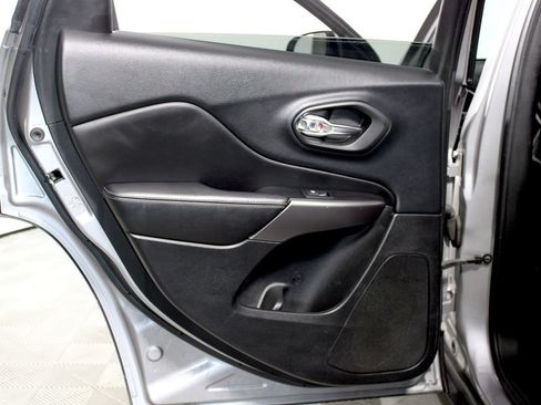 Used 2019 Jeep Cherokee Latitude Plus FWD image 24