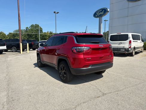 Used 2025 Jeep Compass Latitude AWD/4WD image 3