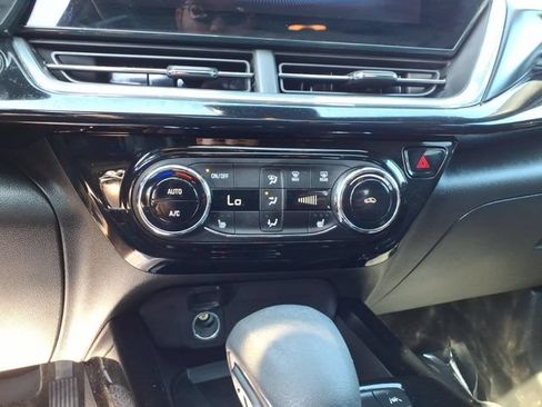 Used 2024 Chevrolet Trax RS w/ Sunroof Package FWD image 20
