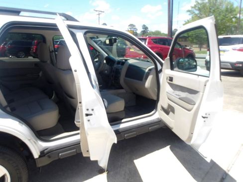 Used 2010 Ford Escape XLT image 6