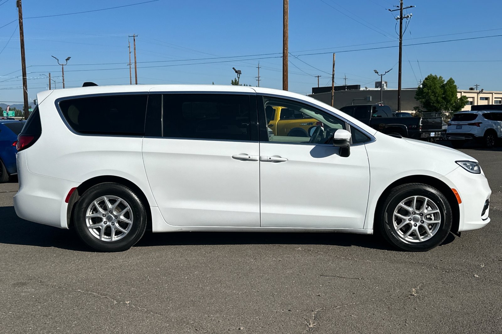Used 2023 Chrysler Pacifica Touring-L FWD image 3