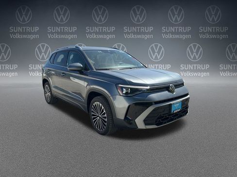 Used 2025 Volkswagen Taos SE FWD image 38