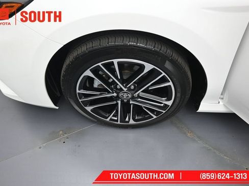 Used 2025 Toyota Camry XLE AWD/4WD image 34