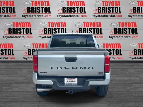 Used 2025 Toyota Tacoma TRD Sport AWD/4WD image 4