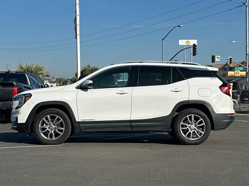Used 2024 GMC Terrain SLT image 2