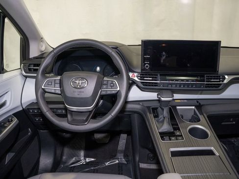 Used 2025 Toyota Sienna XLE image 7
