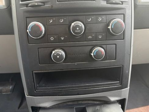 Used 2008 Chrysler Town & Country Touring FWD image 26