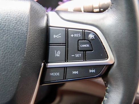 Used 2023 Toyota Highlander XSE FWD image 18