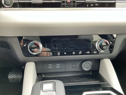 New 2025 Mitsubishi Outlander SE image 29