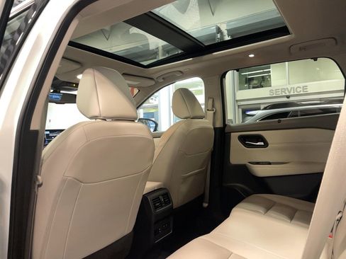 Used 2023 Nissan Rogue SL w/ SL Premium Package image 5