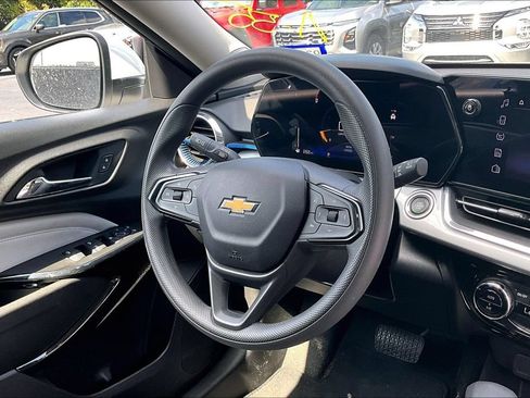 Used 2025 Chevrolet Trax LT FWD image 16