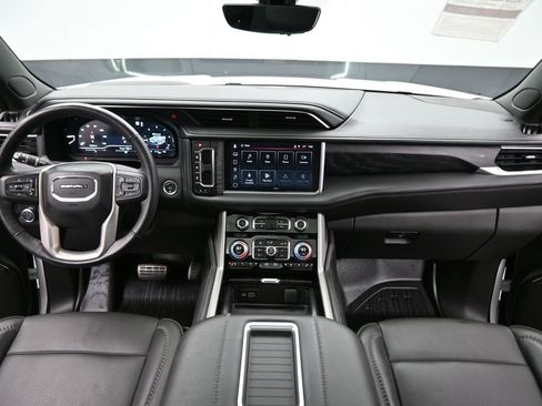 Used 2022 GMC Yukon Denali w/ Denali Premium Package image 12