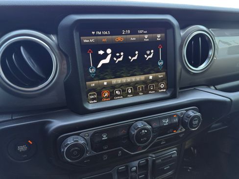 Used 2021 Jeep Gladiator Overland AWD/4WD image 12