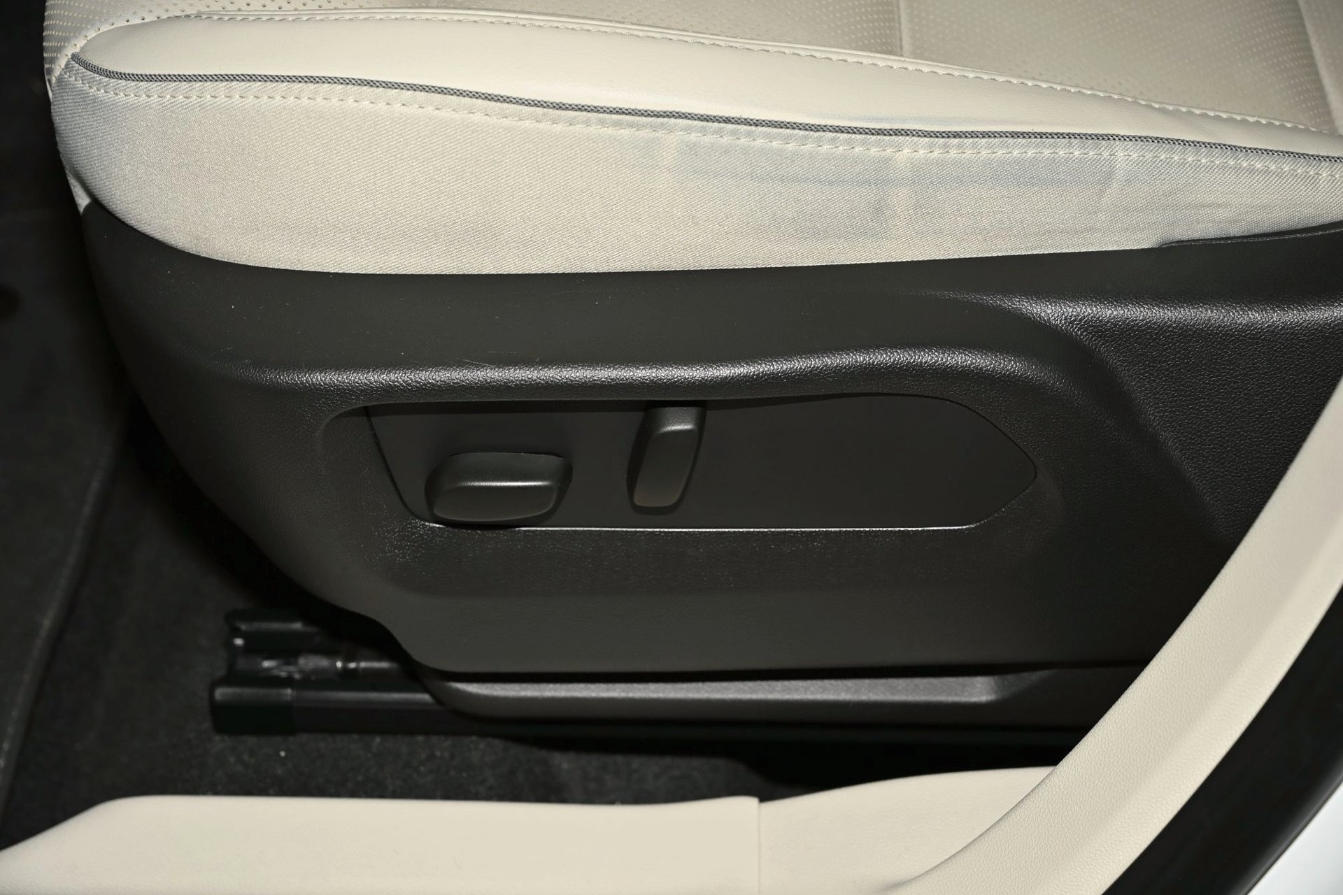 Used 2023 Buick Envision Essence AWD/4WD image 24
