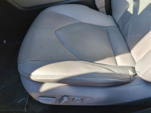 Used 2023 Toyota Highlander Platinum image 10