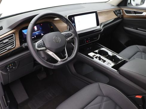 Used 2025 Volkswagen Atlas SE image 16