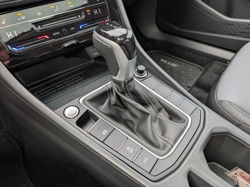 Used 2025 Volkswagen Jetta SE w/ Sunroof Package image 30