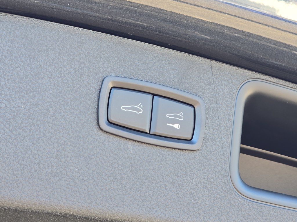 Certified 2026 Porsche Macan AWD/4WD image 41