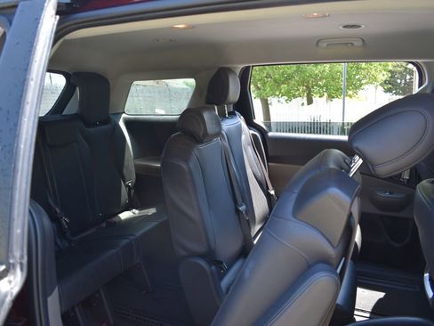 Used 2025 Kia Carnival FWD image 31