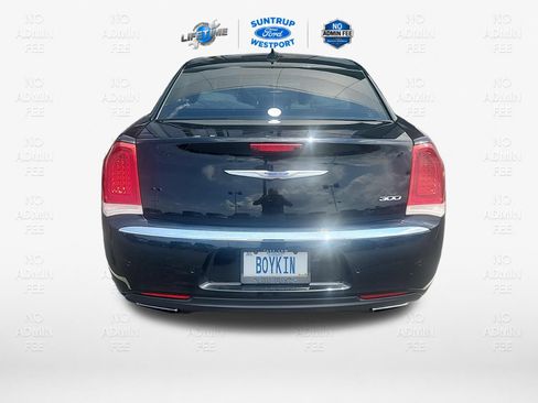 Used 2018 Chrysler 300 Touring L RWD image 4