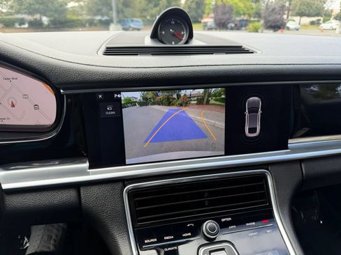 Used 2020 Porsche Panamera image 10