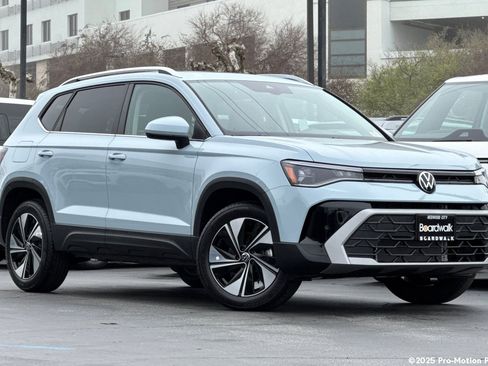 New 2026 Volkswagen Taos SE image 1