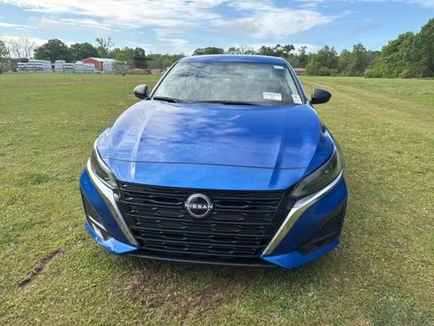 Used 2024 Nissan Altima 2.5 SV image 3