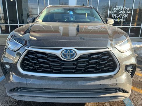 Used 2021 Toyota Highlander XLE image 3