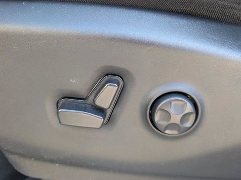 Certified 2023 Chrysler Pacifica Touring-L image 5