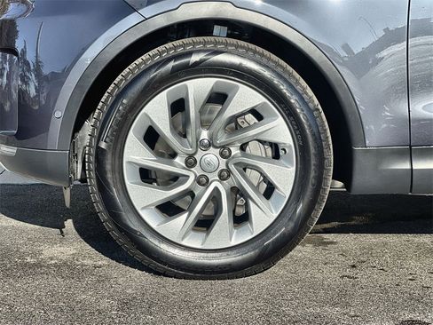 Certified 2025 Land Rover Discovery S image 10