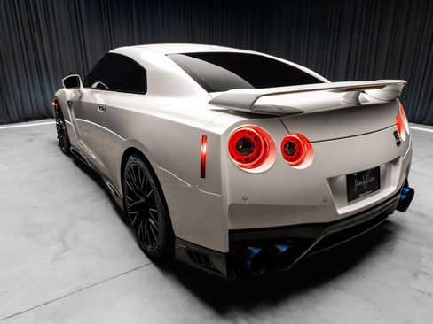 Used 2020 Nissan GT-R Premium AWD/4WD image 15