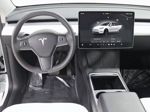 Used 2022 Tesla Model Y Long Range image 14