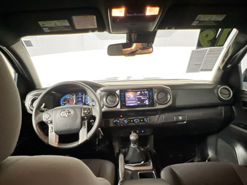 Used 2019 Toyota Tacoma TRD Sport AWD/4WD image 29