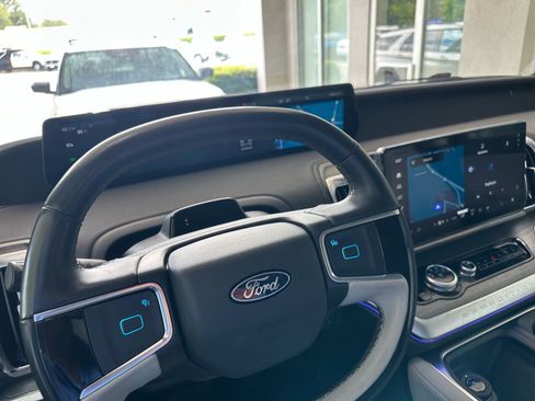 Certified 2025 Ford Expedition Max Platinum w/ Driver's Package AWD/4WD image 32