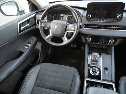 Used 2022 Mitsubishi Outlander SE image 9