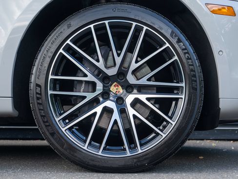 Certified 2023 Porsche Macan Turbo AWD/4WD image 14