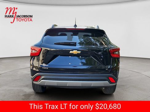 Used 2025 Chevrolet Trax LT FWD image 11