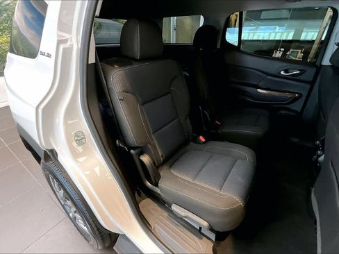 Used 2022 GMC Acadia SLE image 34