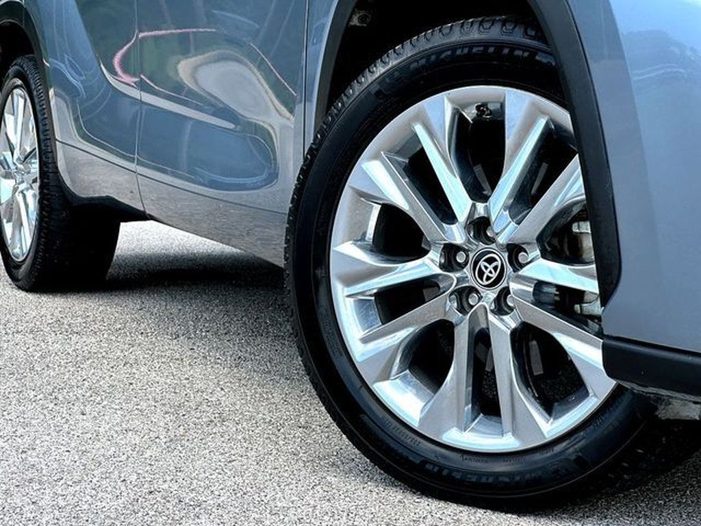 Used 2023 Toyota Highlander Limited FWD image 2