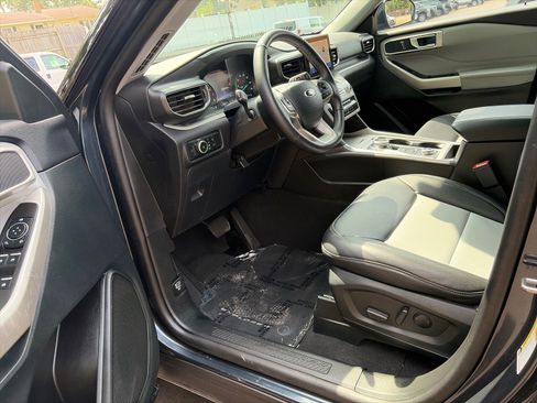 Used 2024 Ford Explorer XLT w/ Equipment Group 202A AWD/4WD image 9