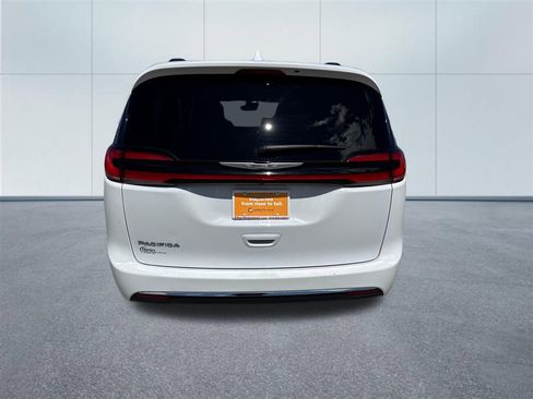 Used 2022 Chrysler Pacifica Touring-L image 4