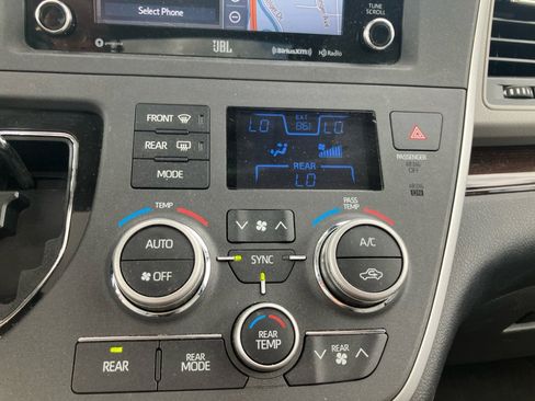 Used 2020 Toyota Sienna Limited Premium AWD/4WD image 20
