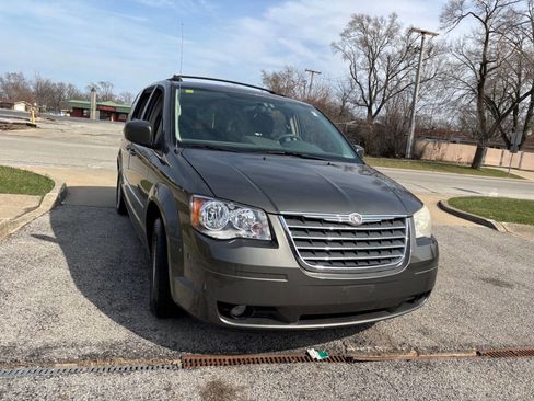 Used 2010 Chrysler Town & Country Touring image 17