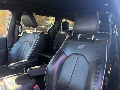 Used 2025 Chrysler Pacifica Limited image 20