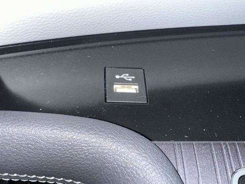 Used 2025 Toyota Sienna LE image 28