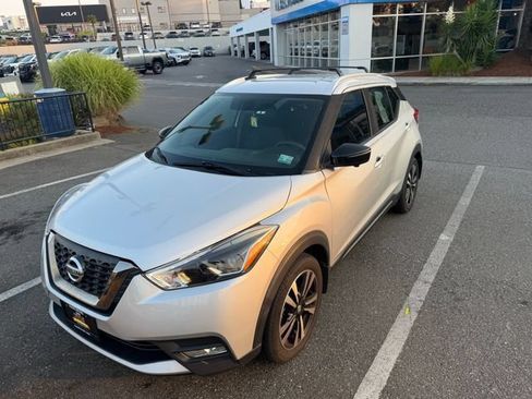 Used 2019 Nissan Kicks SR w/ SR Premium Package FWD image 2