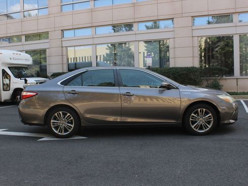 Used 2015 Toyota Camry SE w/ Moonroof Package image 6