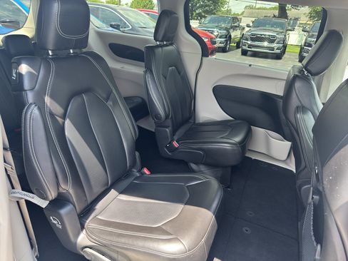 Used 2023 Chrysler Pacifica Touring-L FWD image 30